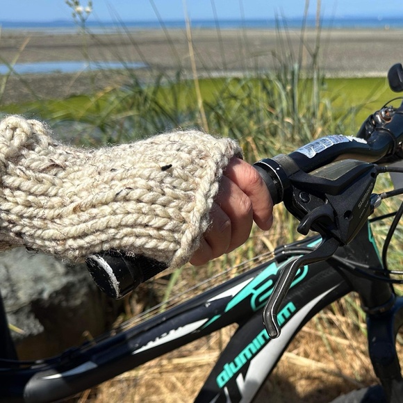Hand Knit Wool Fingerless Gloves ~ Unisex - Picture 3 of 7